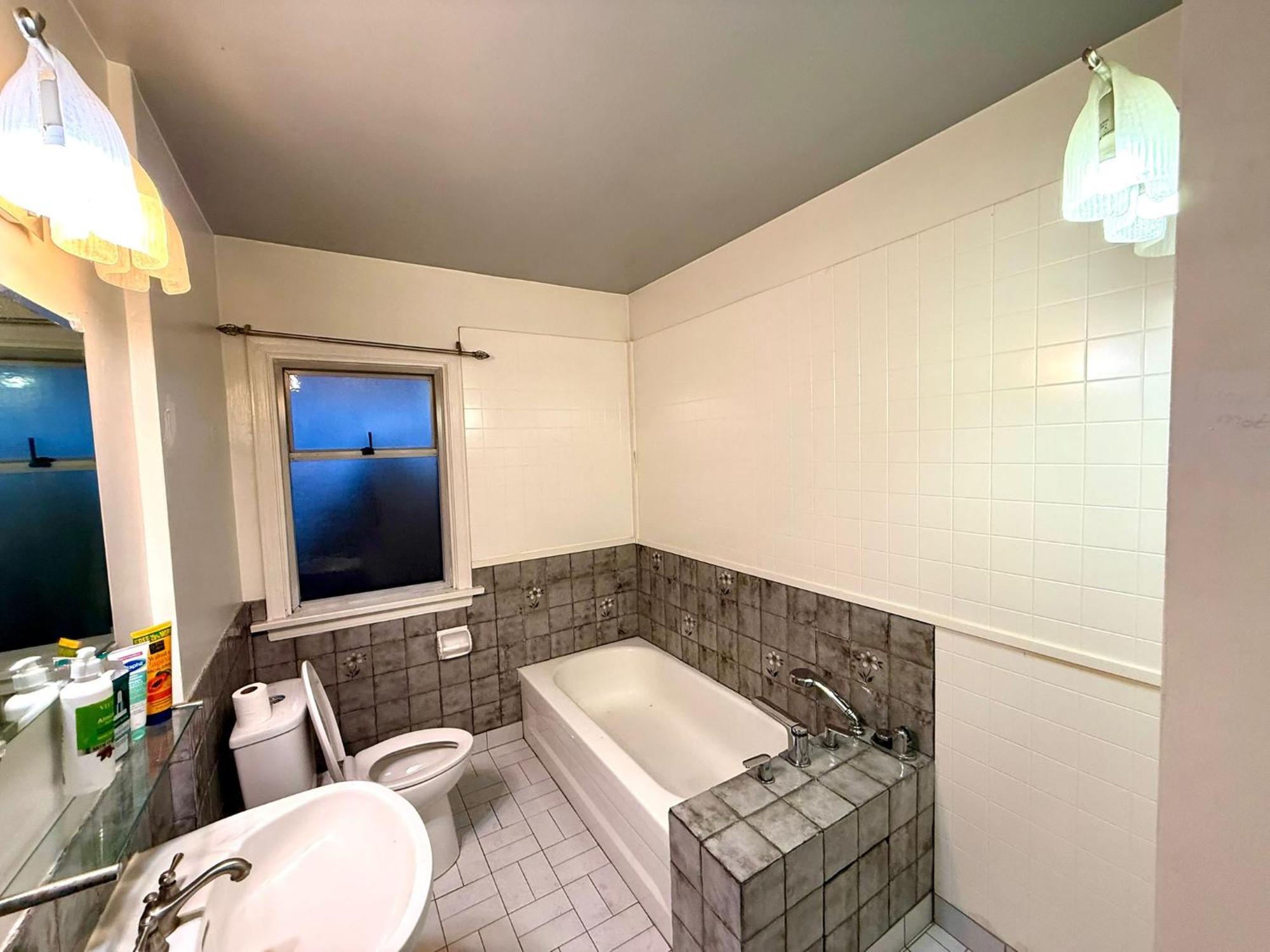 Stay- Minutes To Kisilano Beach, Ubc & Downtown Homestay